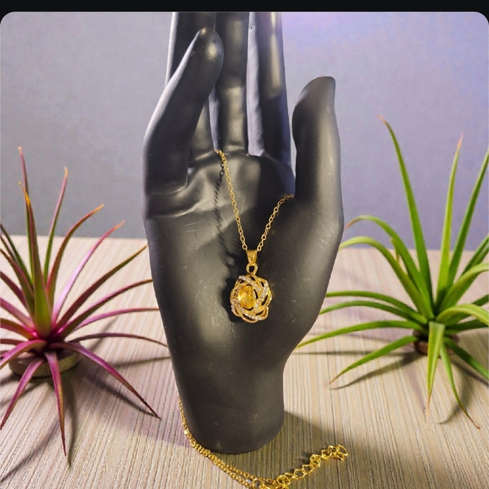 Elegant Gold Pendant Necklace
